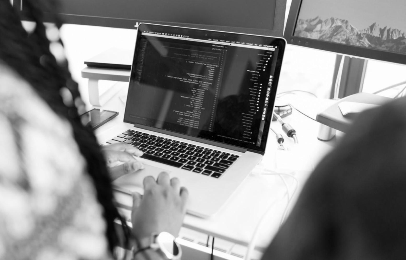 Studenten werken samen aan game development projecten